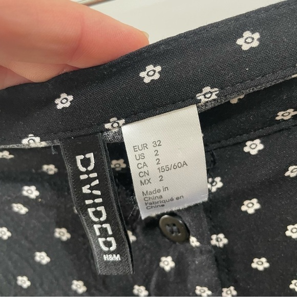 [2] H&M Black & White Flower Print Button Down Mini Skirt Lightweight Flowy - Picture 7 of 8